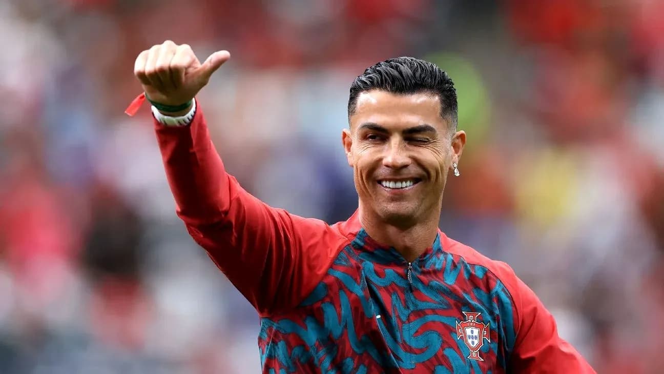 Cristiano Ronaldo saludando en el campo de juego Cristiano Ronaldo saludando en el campo de juego