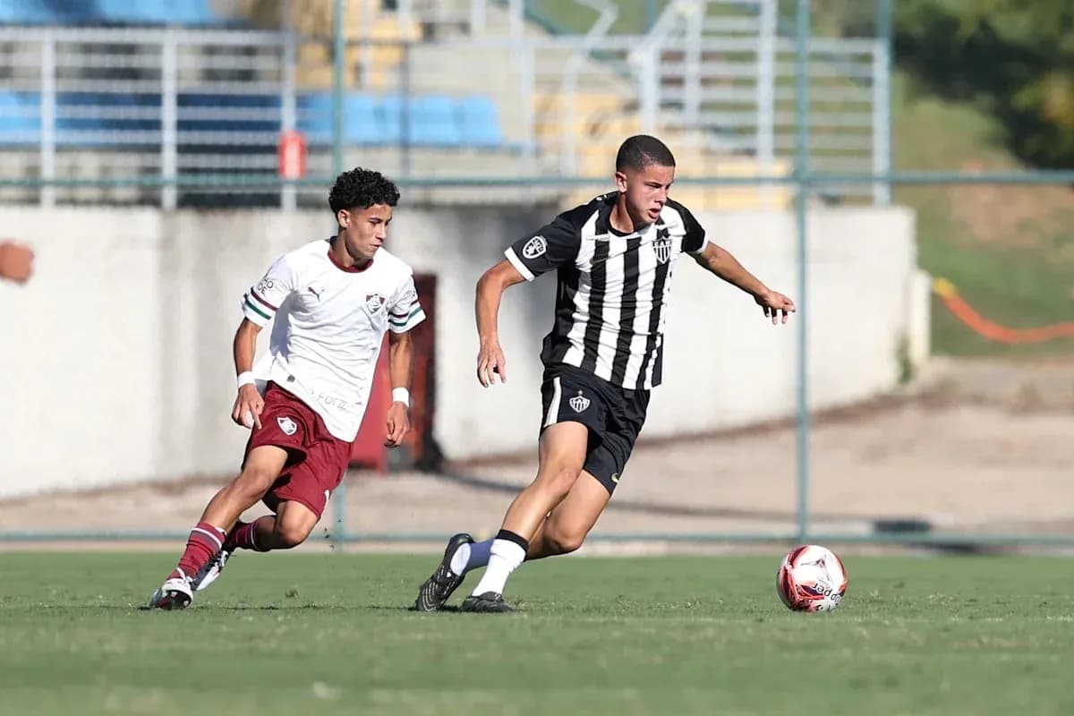 Jugadores de Atletico-MG y Fluminense en acción Jugadores de Atletico-MG y Fluminense en acción