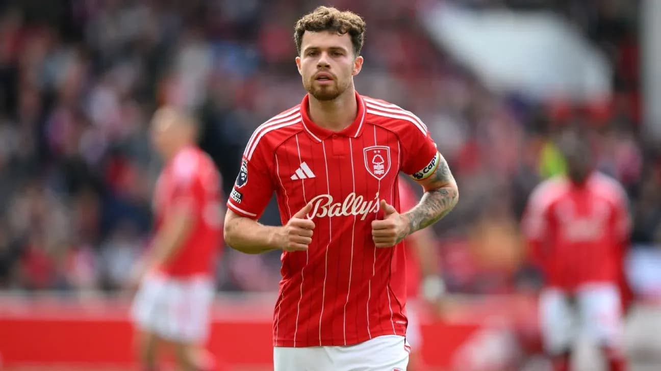 Jugador de Nottingham Forest en uniforme rojo durante el partido Jugador de Nottingham Forest en uniforme rojo durante el partido