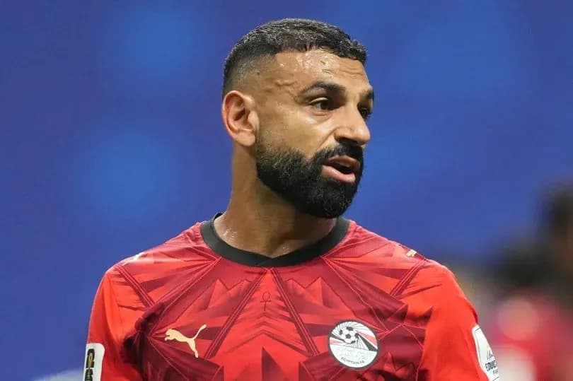 Jugador de Egipto en uniforme rojo durante partido Jugador de Egipto en uniforme rojo durante partido