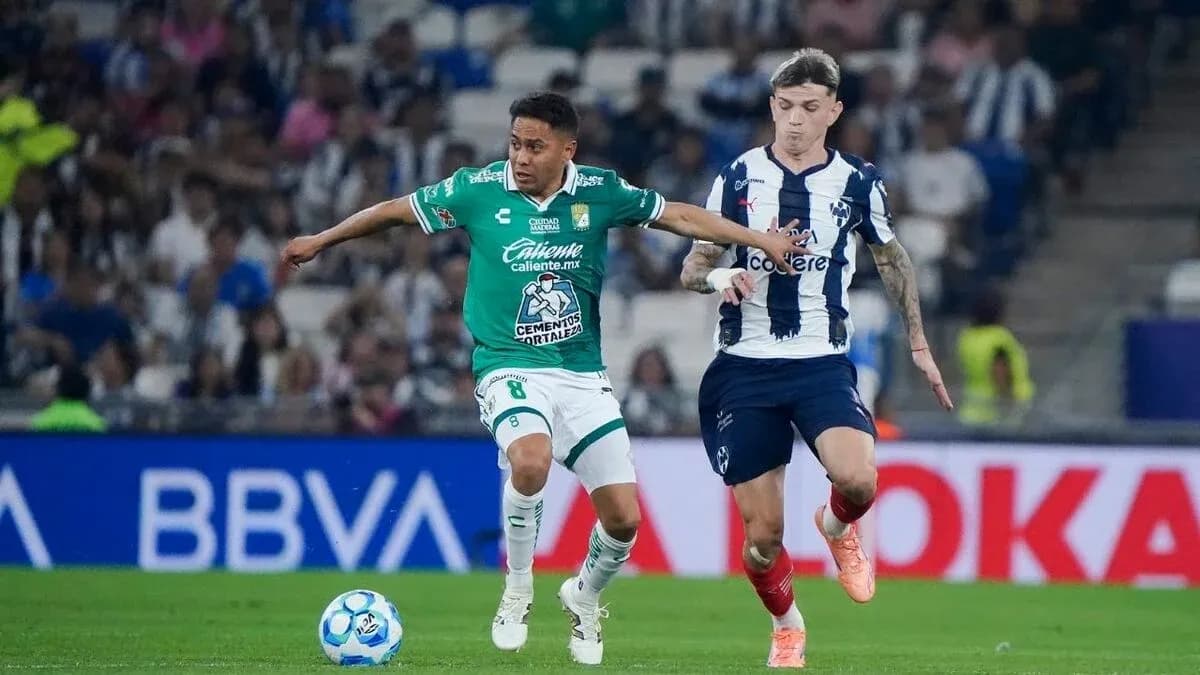 Jugadores de León y Monterrey compitiendo por el balón Jugadores de León y Monterrey compitiendo por el balón