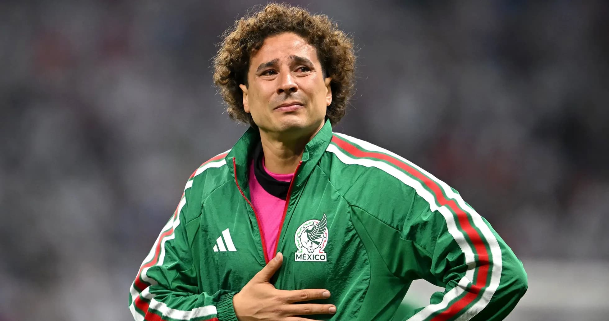 Portero mexicano en campo con chaqueta verde Portero mexicano en campo con chaqueta verde