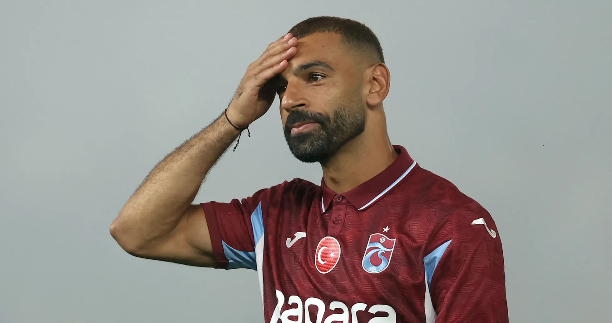 Jugador con camiseta de Trabzonspor en presentación Jugador con camiseta de Trabzonspor en presentación
