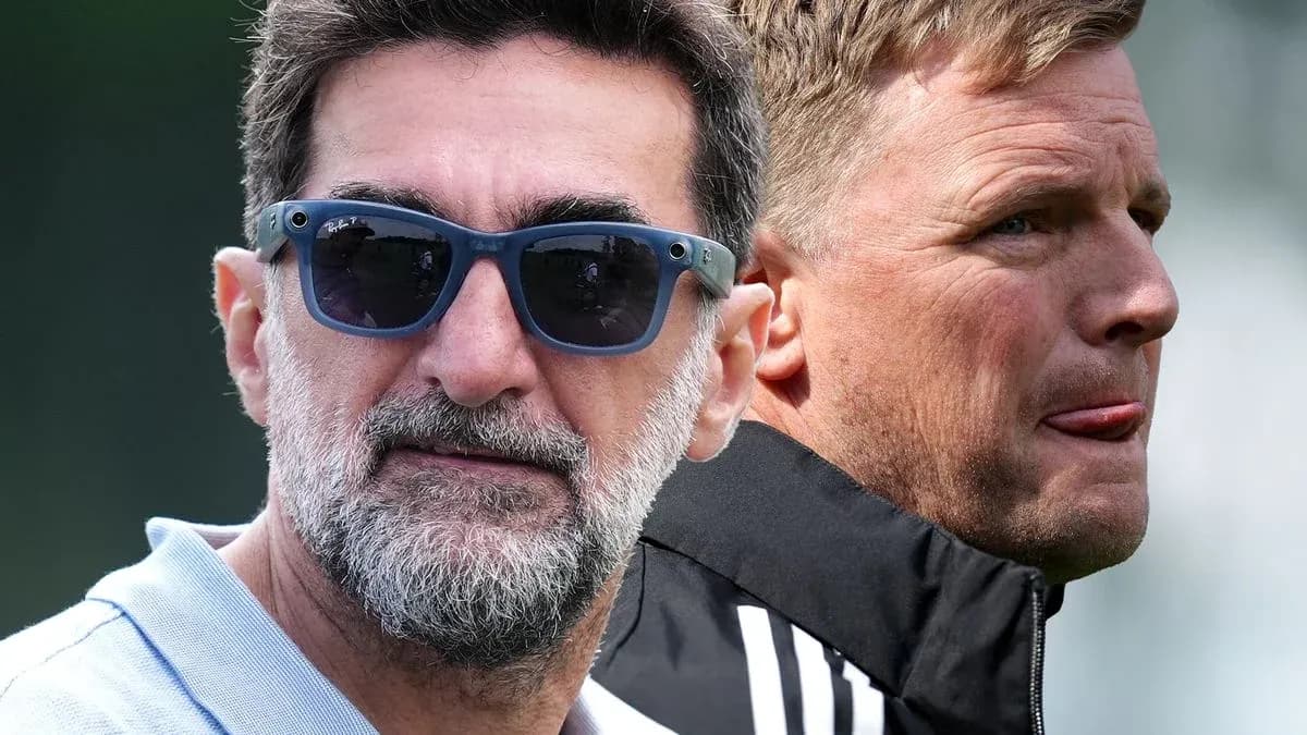 Dos entrenadores observando desde el campo de entrenamiento Dos entrenadores observando desde el campo de entrenamiento