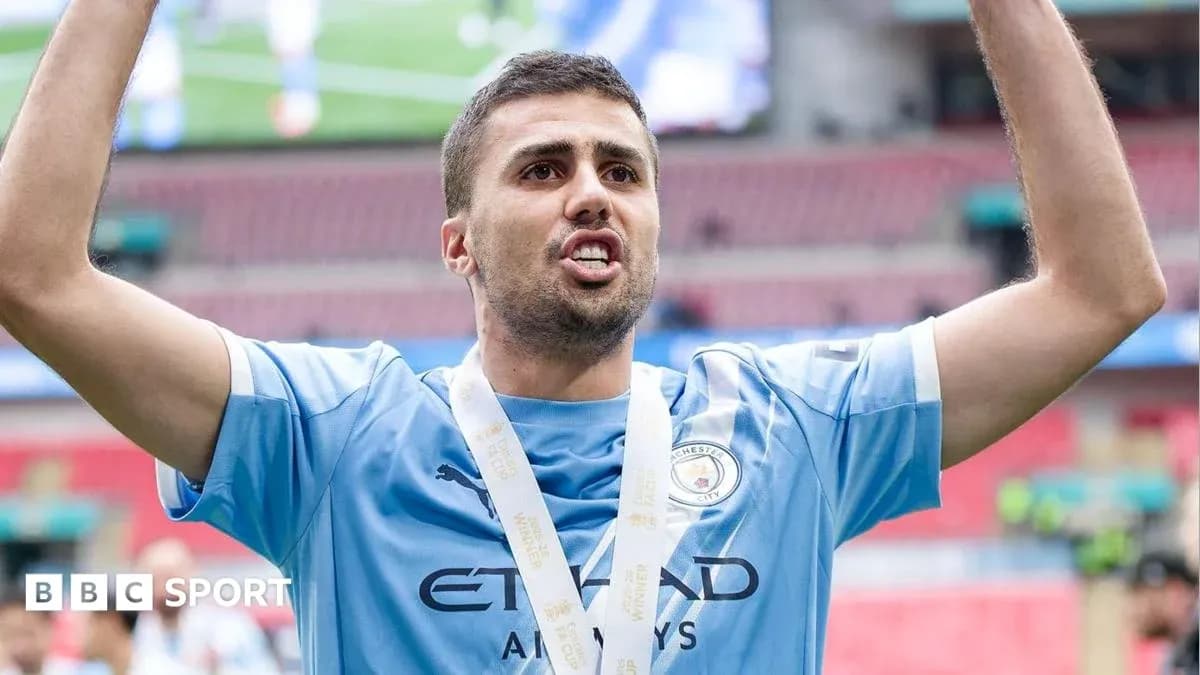 Jugador de Manchester City celebrando con medalla Jugador de Manchester City celebrando con medalla