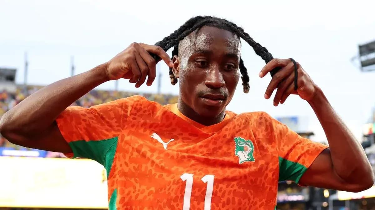 Jugador de Costa de Marfil ajustando su peinado Jugador de Costa de Marfil ajustando su peinado