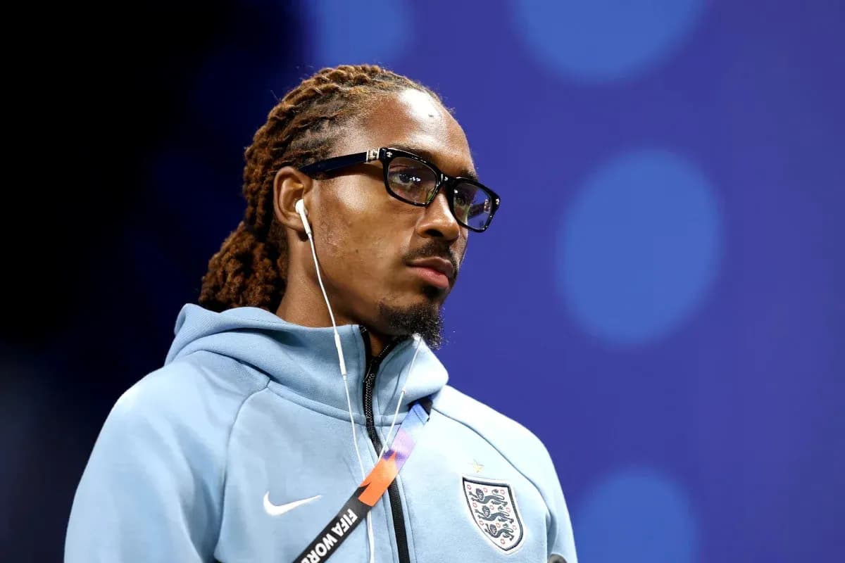 Jugador con gafas y auriculares en vestuario Jugador con gafas y auriculares en vestuario