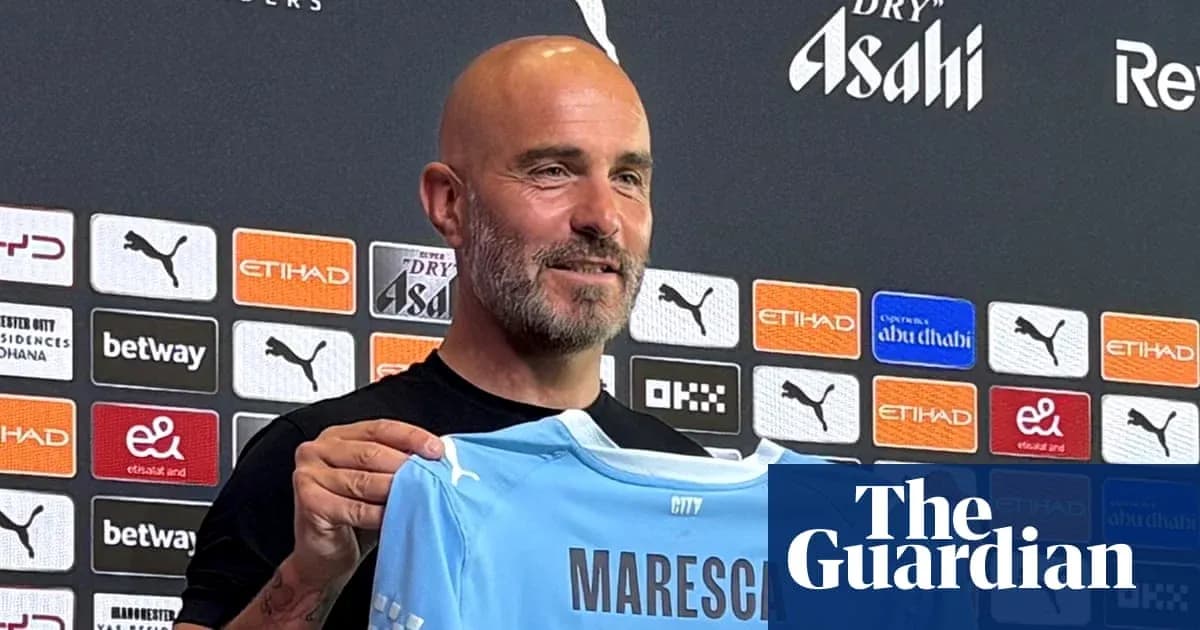 Entrenador presenta camiseta de Manchester City en conferencia Entrenador presenta camiseta de Manchester City en conferencia