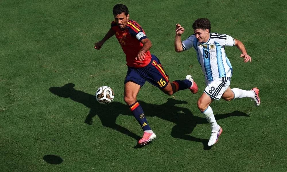 Jugadores compitiendo por el balón en el campo Jugadores compitiendo por el balón en el campo
