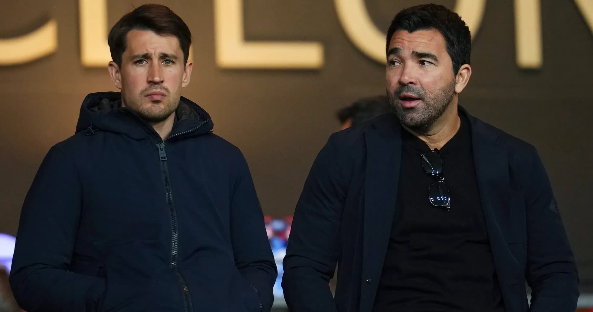 Dos hombres sentados en la grada del estadio Dos hombres sentados en la grada del estadio