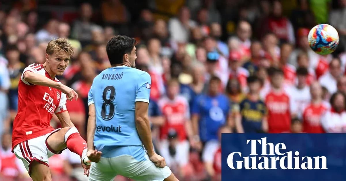 Jugador de Arsenal disparando hacia el arco durante partido Jugador de Arsenal disparando hacia el arco durante partido