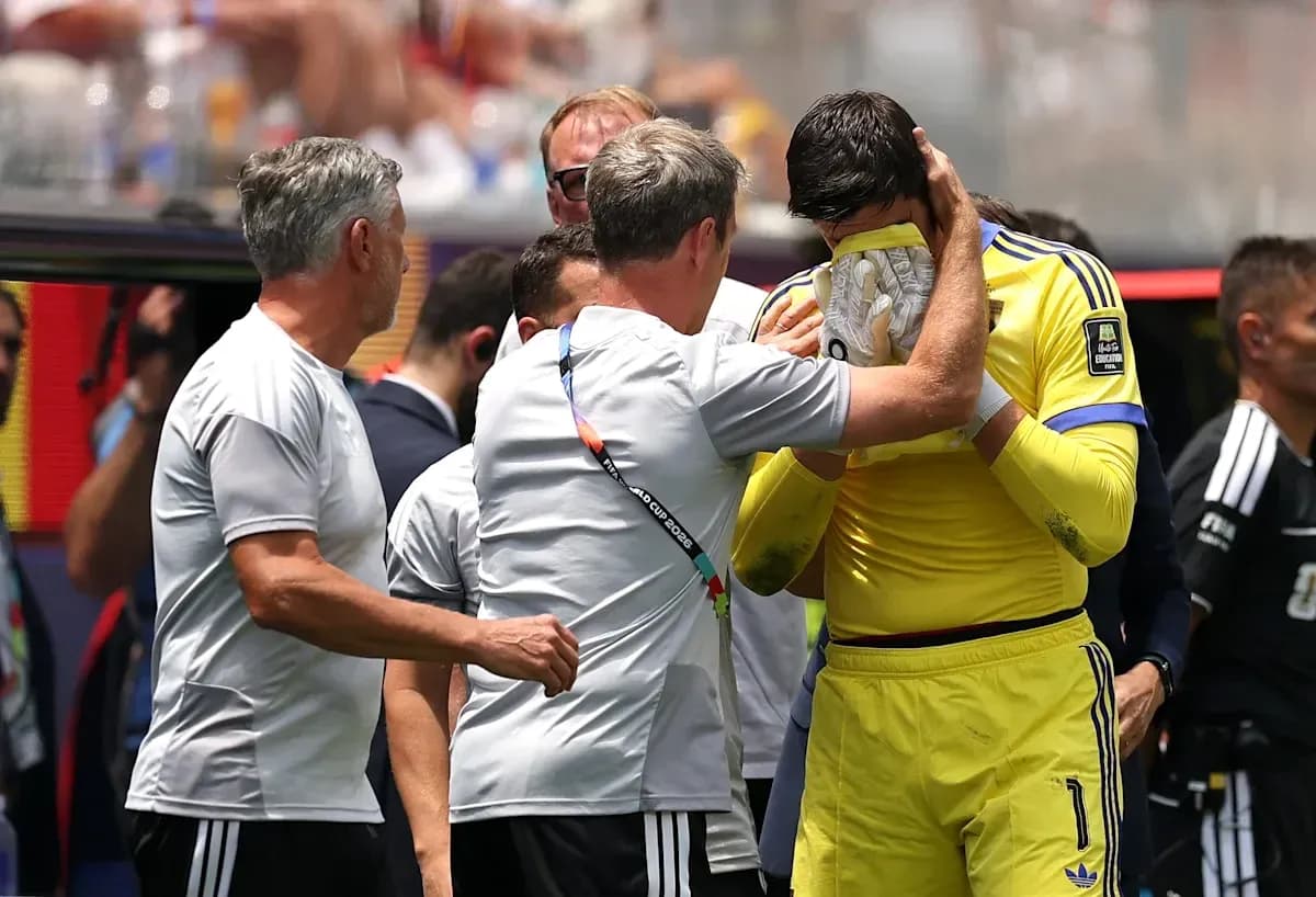 Entrenador consuela al portero tras el partido Entrenador consuela al portero tras el partido