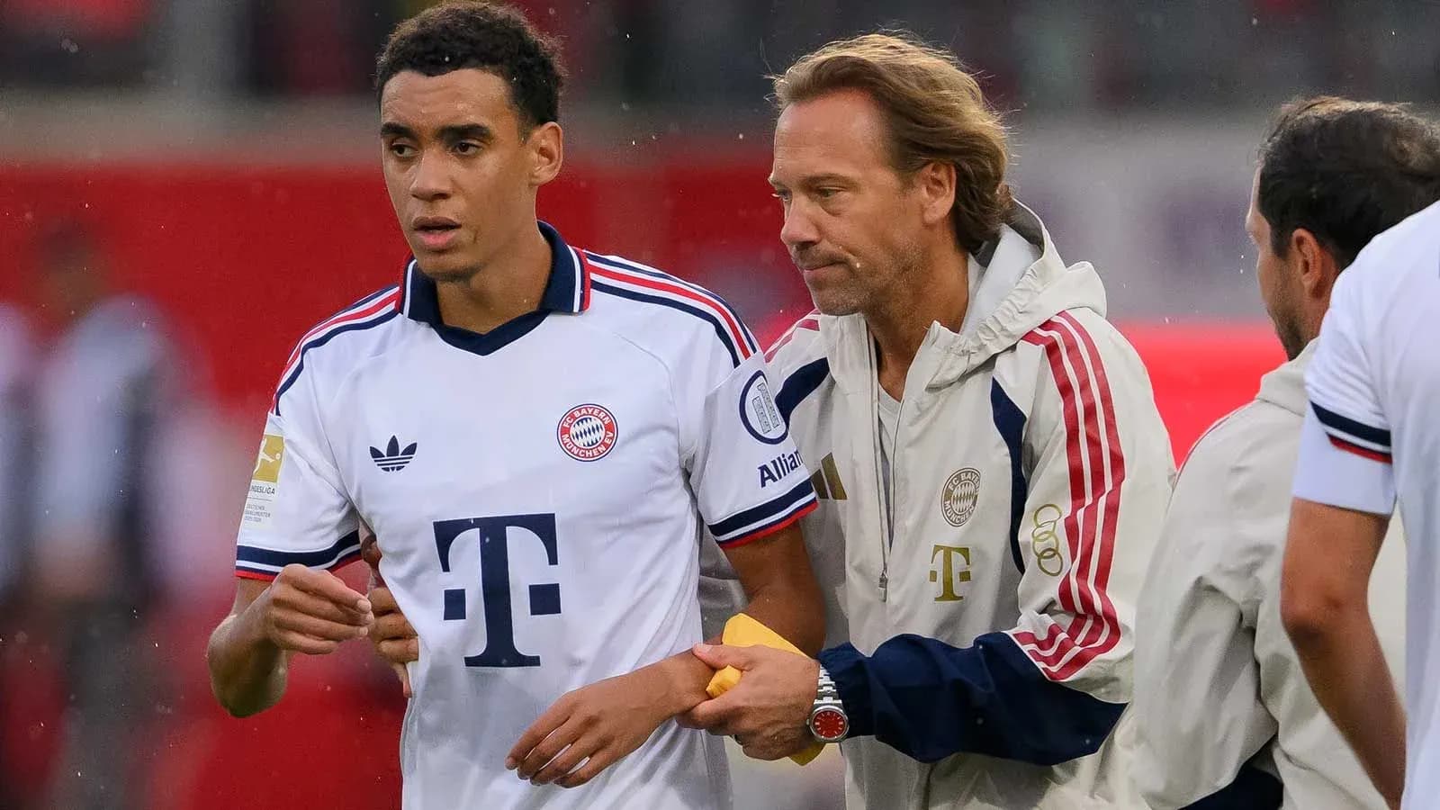 Jugador de Bayern Munich recibiendo instrucciones del entrenador Jugador de Bayern Munich recibiendo instrucciones del entrenador