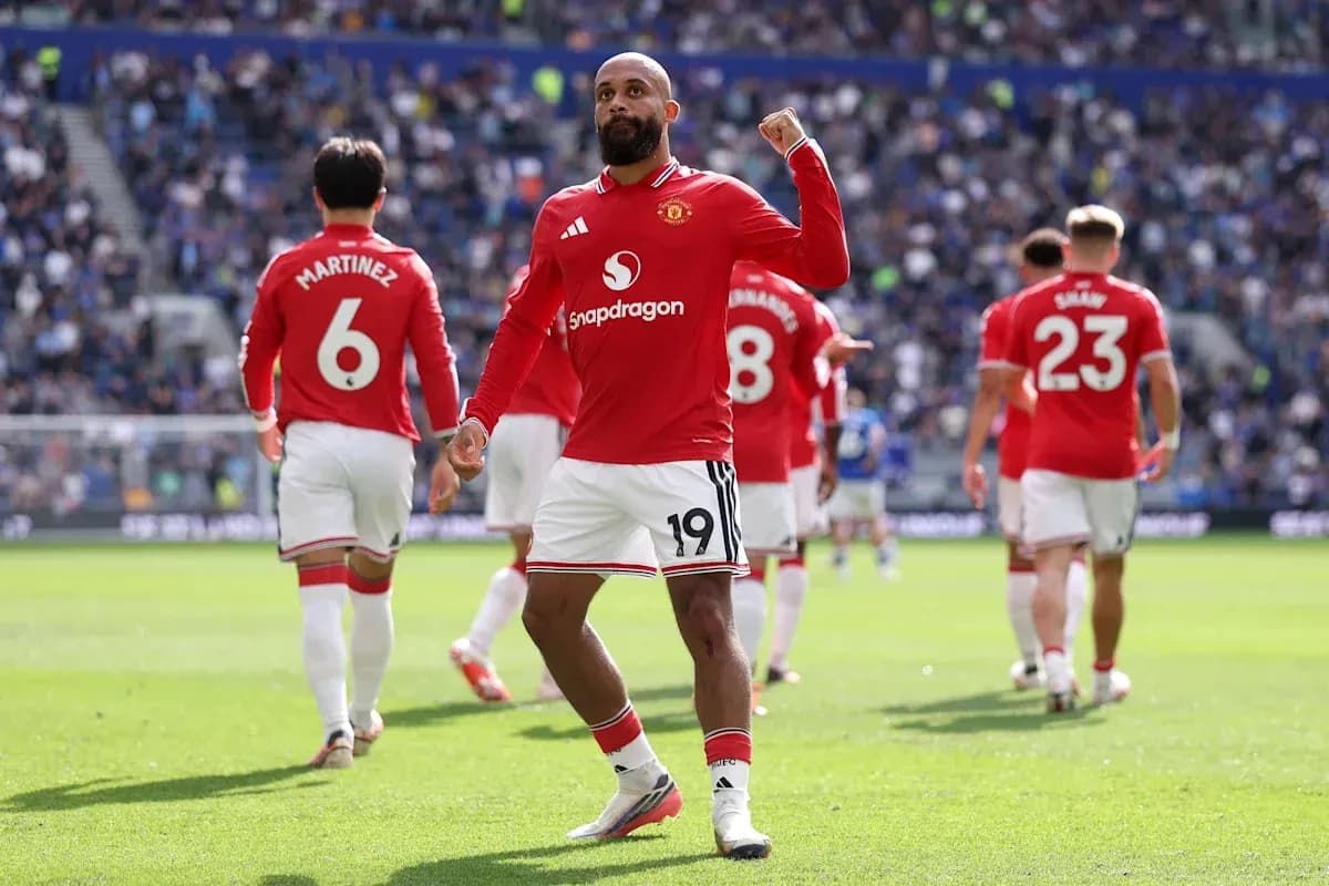 Jugador de Manchester United celebrando un gol en el campo Jugador de Manchester United celebrando un gol en el campo