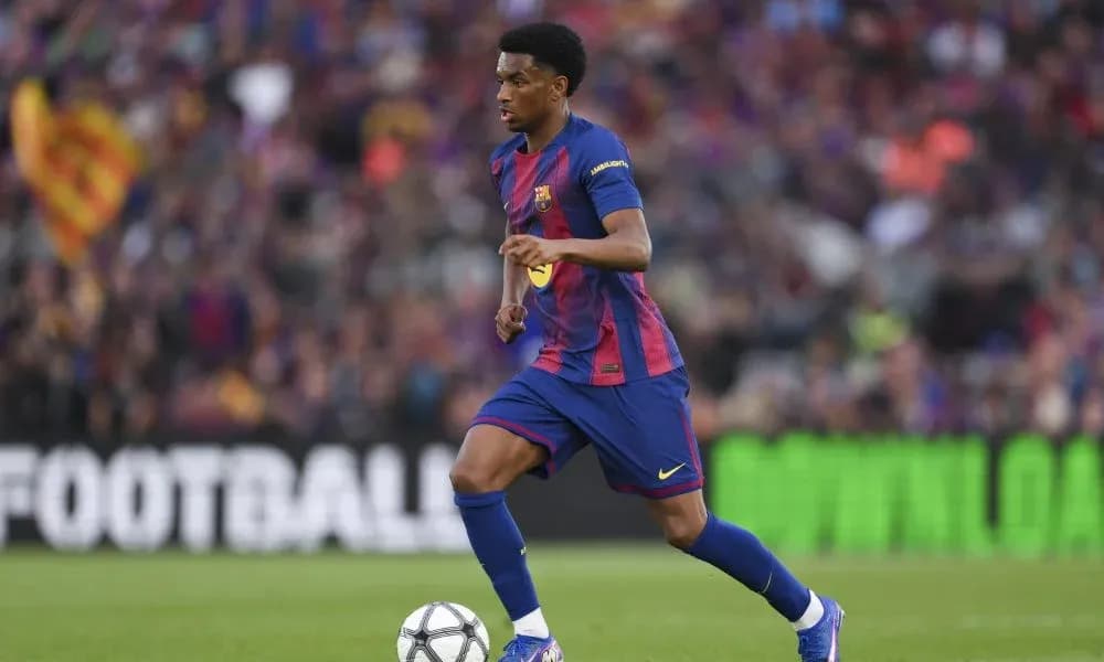Jugador de Barcelona corriendo con el balón en campo Jugador de Barcelona corriendo con el balón en campo