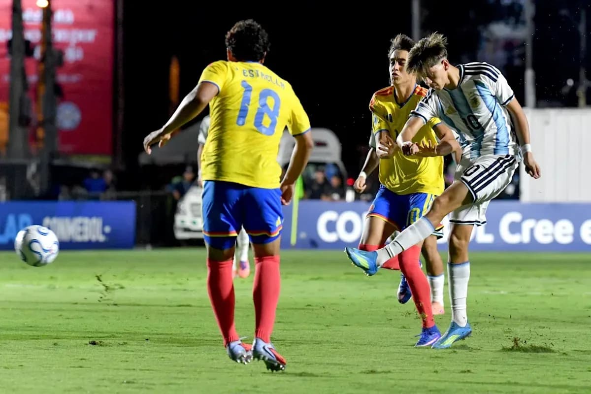 Jugador argentino disparando a puerta durante partido Jugador argentino disparando a puerta durante partido