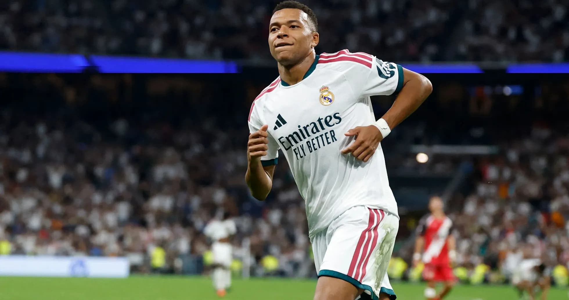 Jugador de Real Madrid corriendo en el campo Jugador de Real Madrid corriendo en el campo