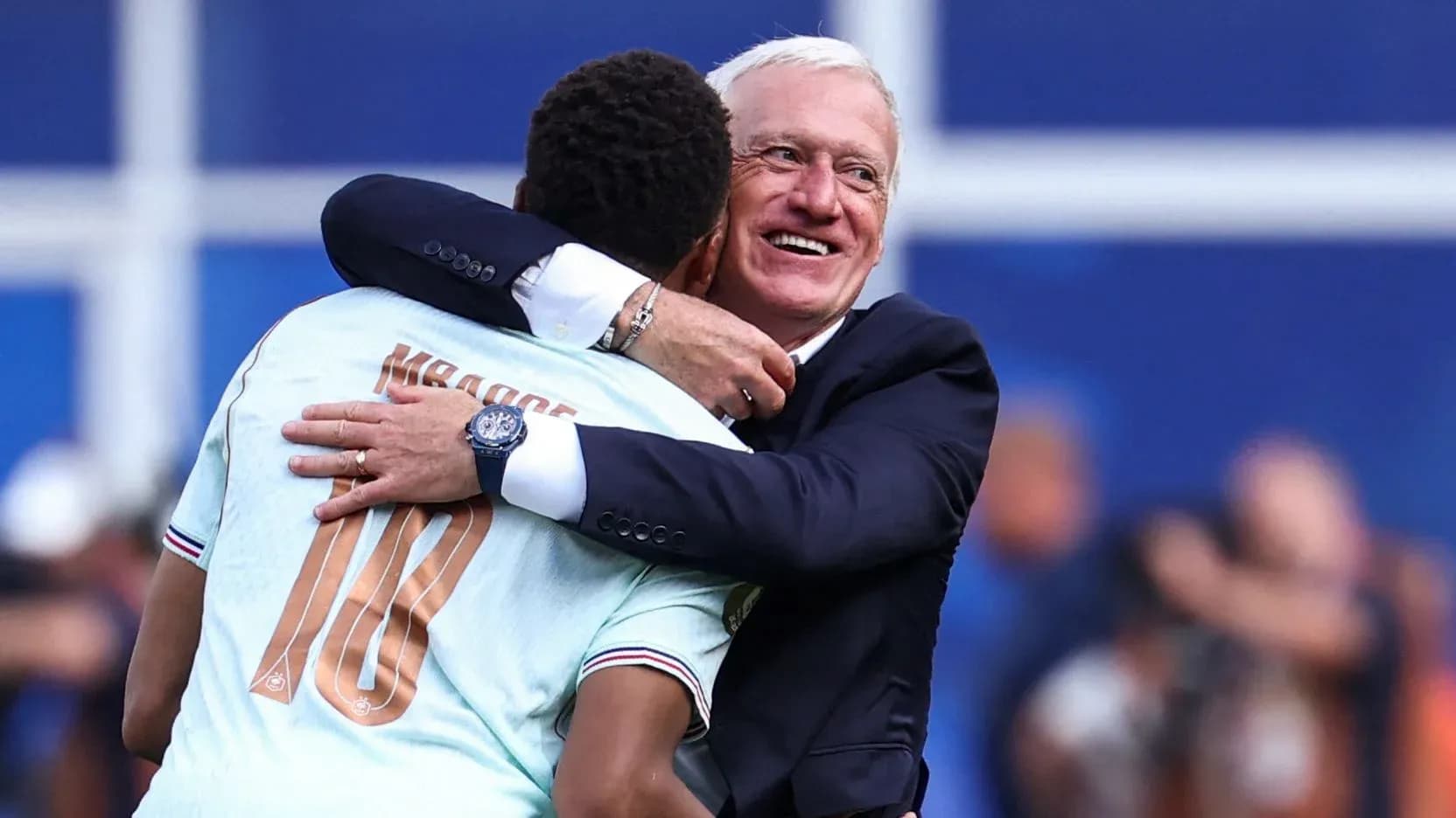 Entrenador y jugador abrazándose en celebración Entrenador y jugador abrazándose en celebración