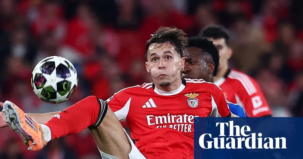 Jugador de Benfica despejando el balón en el aire Jugador de Benfica despejando el balón en el aire