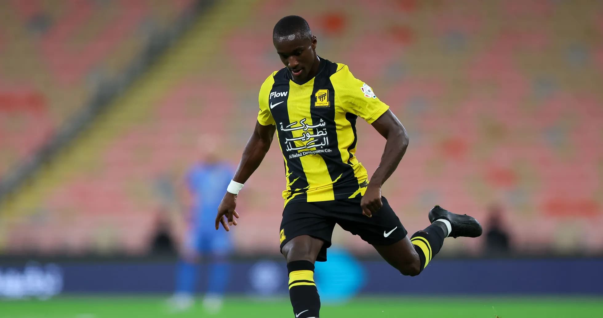 Jugador de Ittihad realizando un tiro en el campo Jugador de Ittihad realizando un tiro en el campo