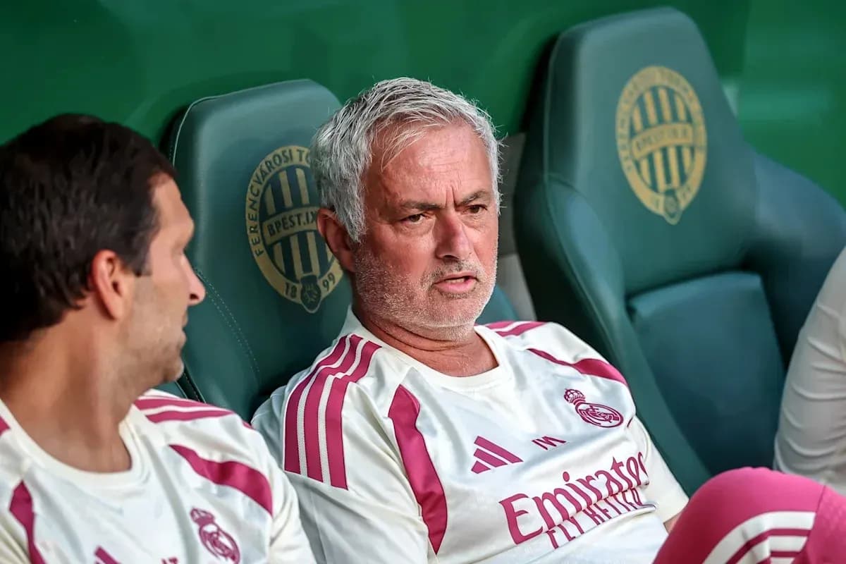Entrenador y jugador en el banquillo durante el partido Entrenador y jugador en el banquillo durante el partido