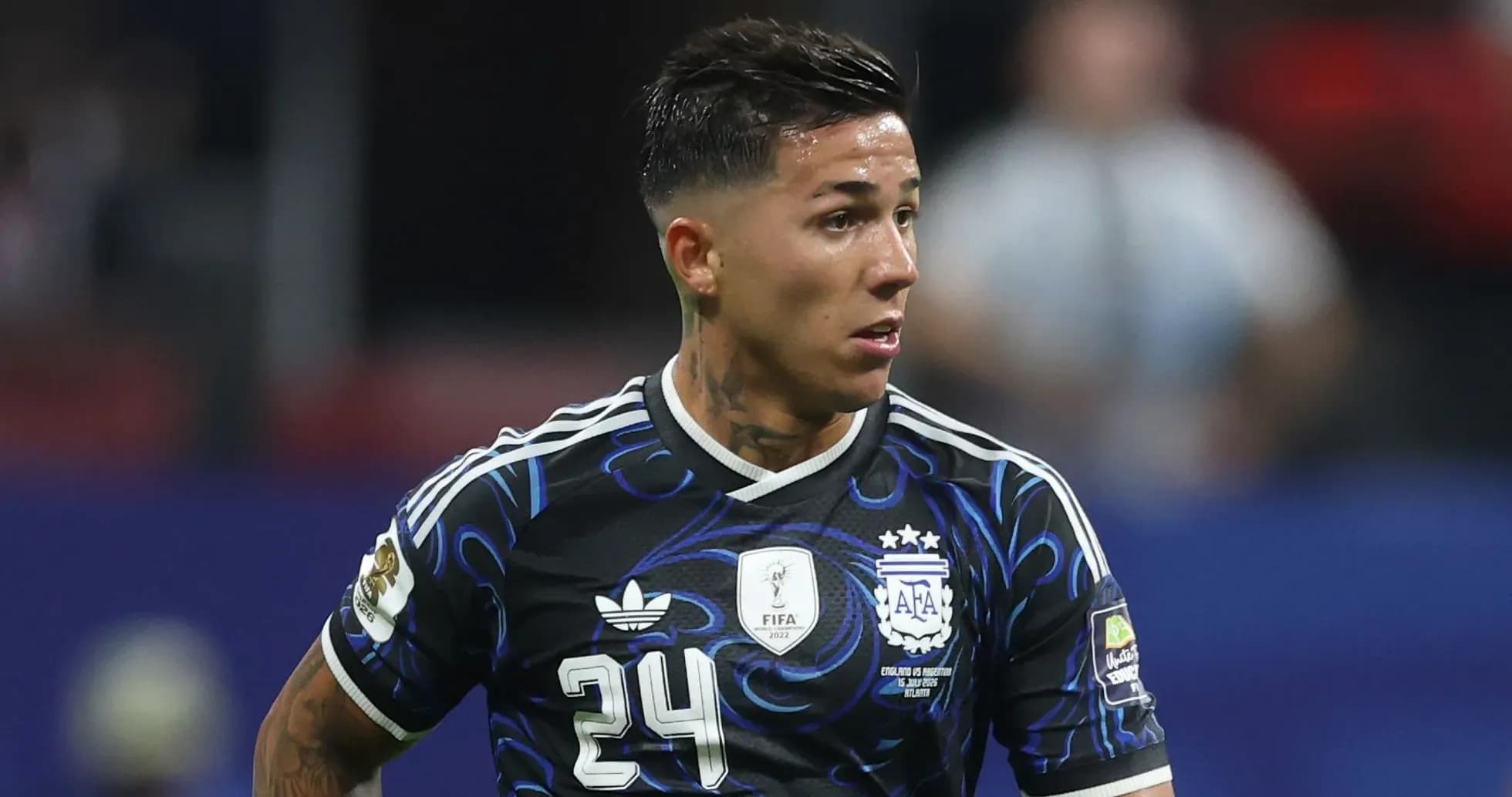 Jugador de Argentina con camiseta negra en acción Jugador de Argentina con camiseta negra en acción