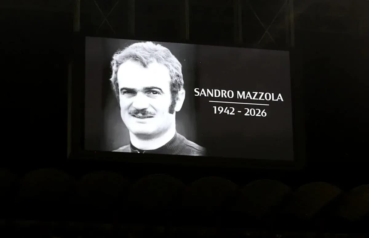 Pantalla con homenaje a Sandro Mazzola Pantalla con homenaje a Sandro Mazzola