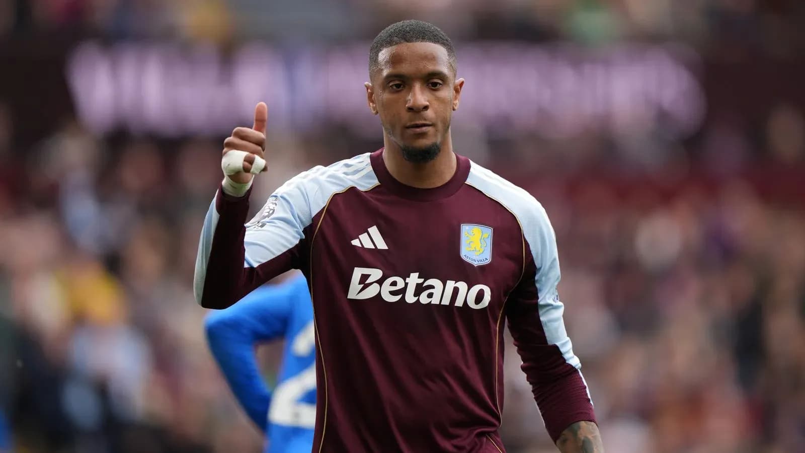Portero de Aston Villa haciendo un gesto de aprobación Portero de Aston Villa haciendo un gesto de aprobación