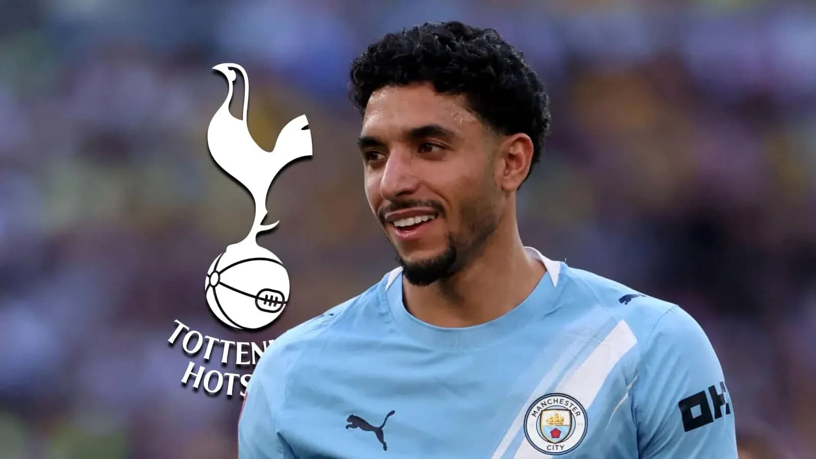 Jugador sonriente con camiseta de Manchester City Jugador sonriente con camiseta de Manchester City