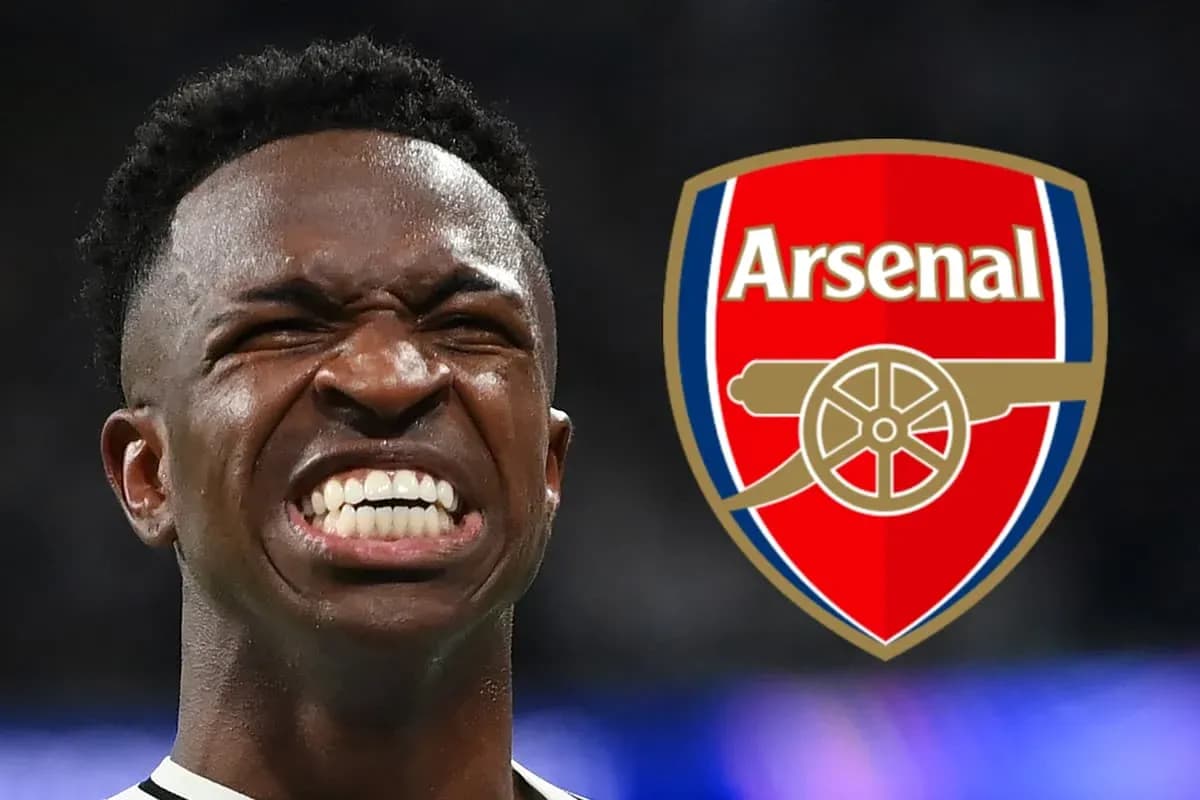 Jugador sonriente con escudo de Arsenal de fondo Jugador sonriente con escudo de Arsenal de fondo