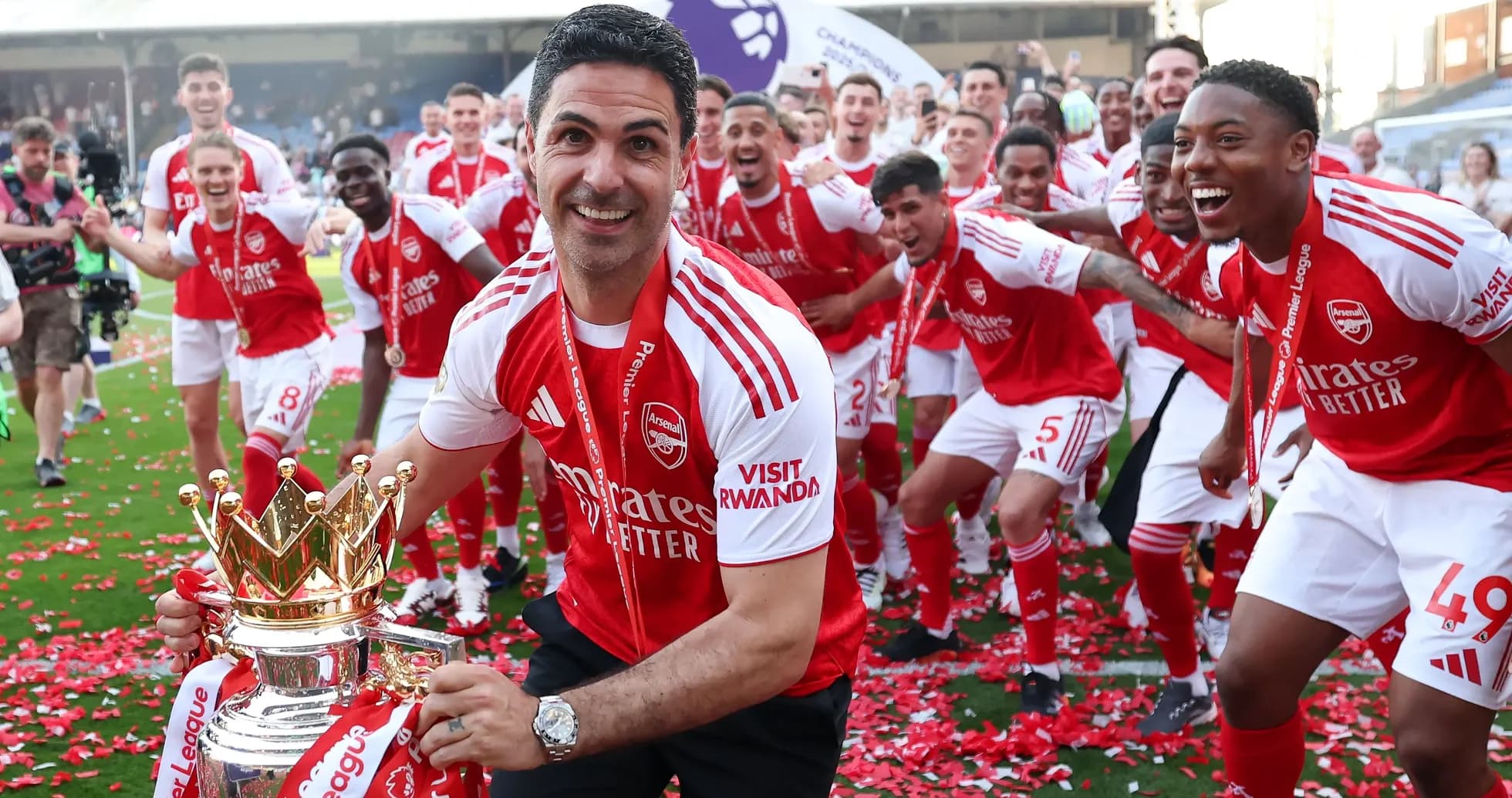 Mikel Arteta y jugadores de Arsenal celebrando el trofeo Mikel Arteta y jugadores de Arsenal celebrando el trofeo