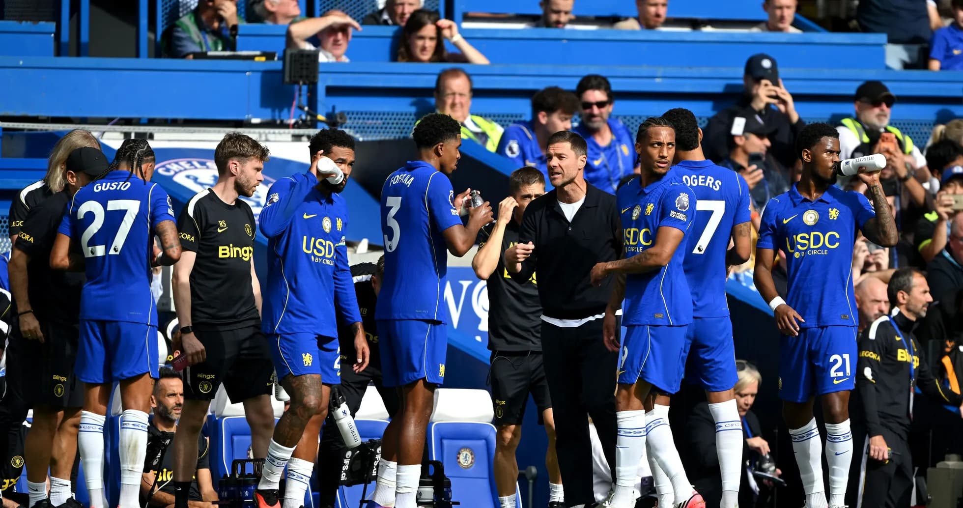 Jugadores del Chelsea en el banquillo durante el partido Jugadores del Chelsea en el banquillo durante el partido