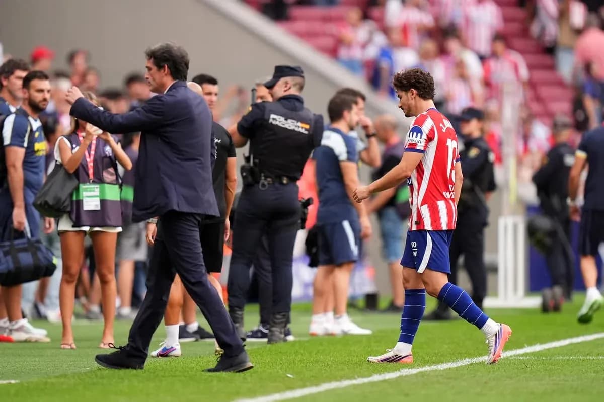 Jugador del Atlético de Madrid saliendo del campo Jugador del Atlético de Madrid saliendo del campo