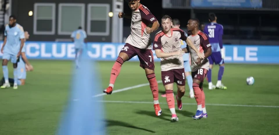 Jugador celebra un gol en el partido Jugador celebra un gol en el partido