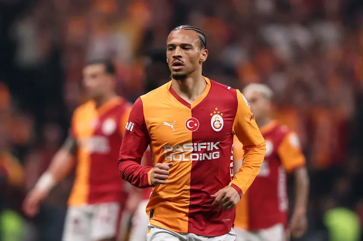 Jugador de Galatasaray en el campo durante el partido Jugador de Galatasaray en el campo durante el partido