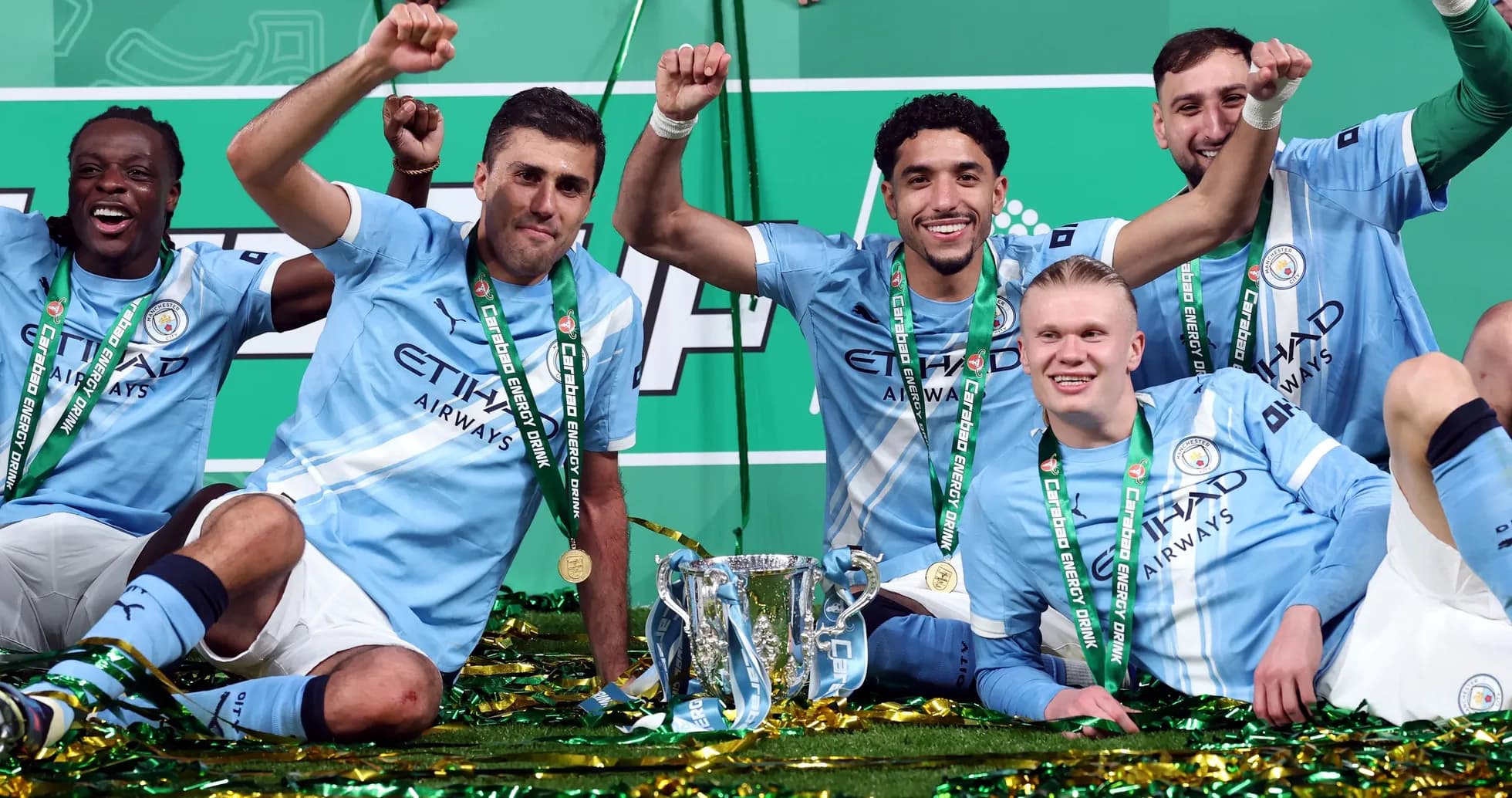 Jugadores de Manchester City celebrando con trofeo Jugadores de Manchester City celebrando con trofeo