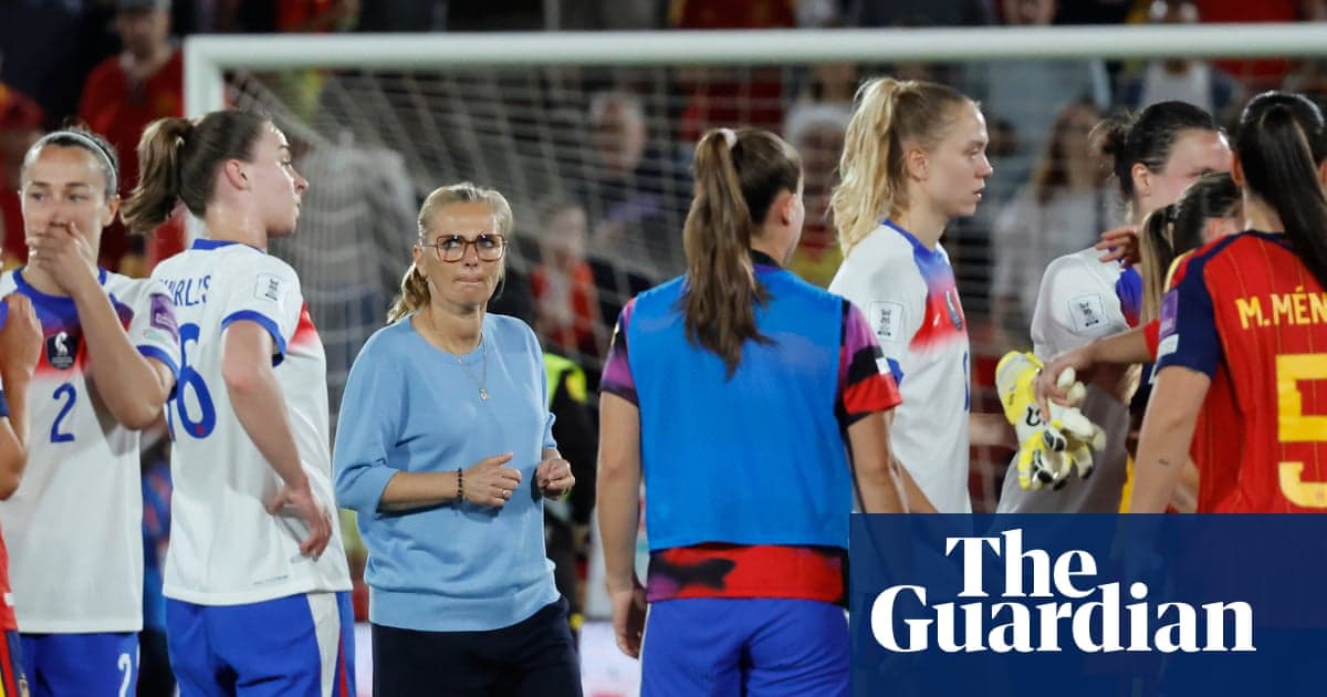 Jugadoras y entrenadora conversando tras el partido Jugadoras y entrenadora conversando tras el partido