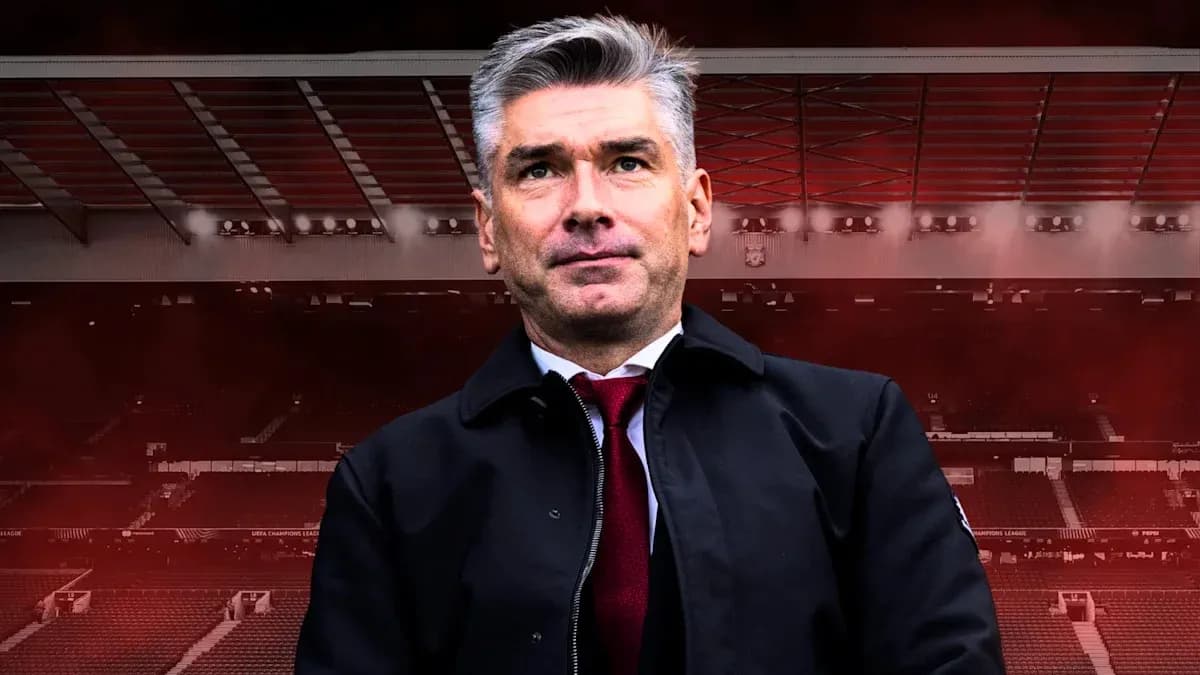 Entrenador en estadio con fondo de luces rojas Entrenador en estadio con fondo de luces rojas