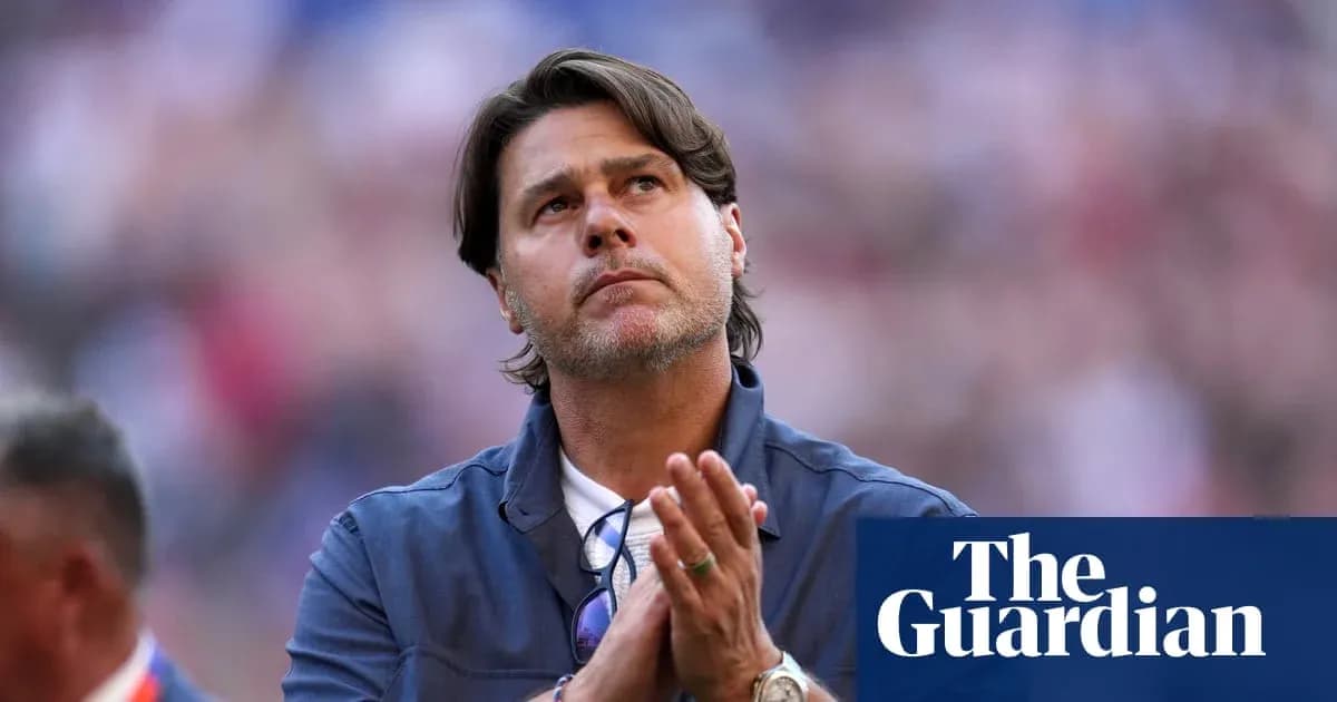 Entrenador mirando hacia arriba con manos unidas Entrenador mirando hacia arriba con manos unidas