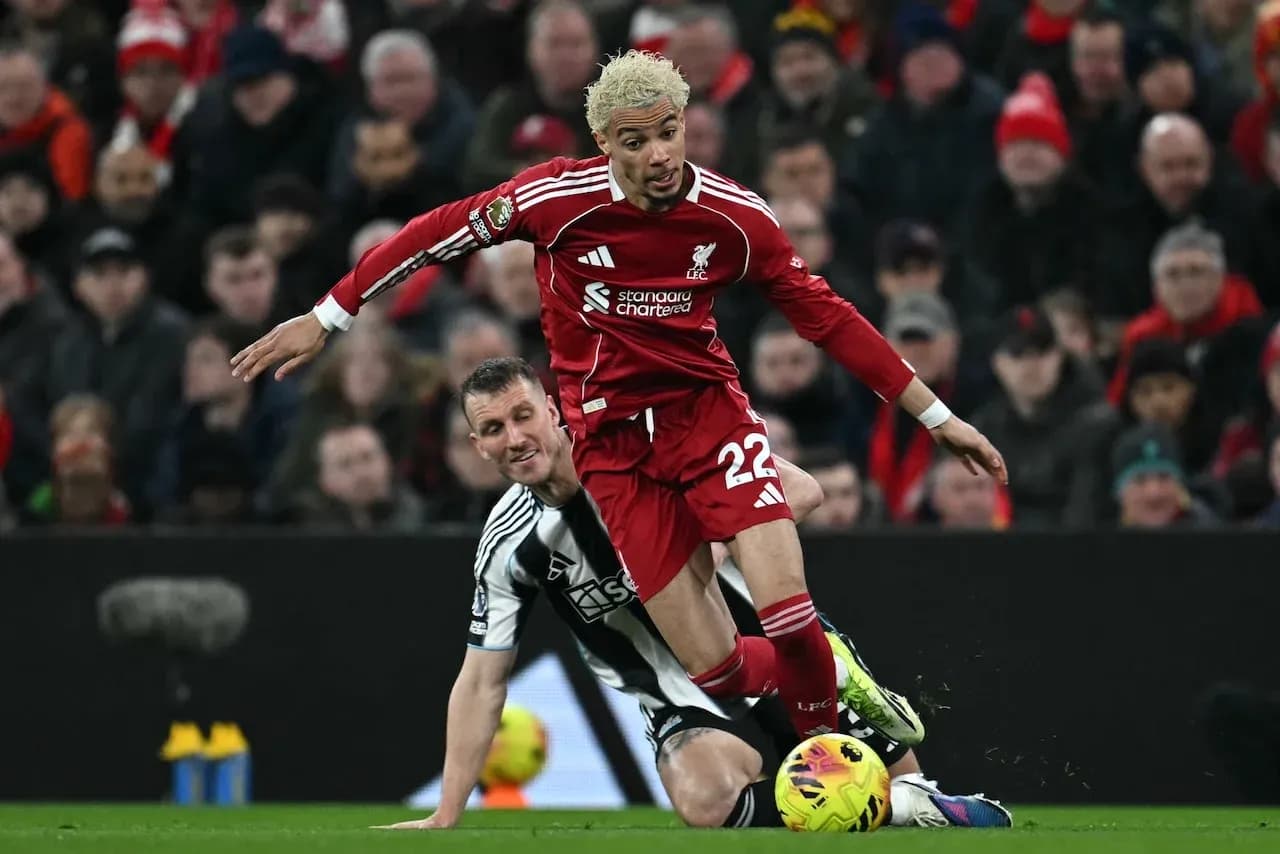 Jugador de Liverpool derribando a oponente de Newcastle Jugador de Liverpool derribando a oponente de Newcastle