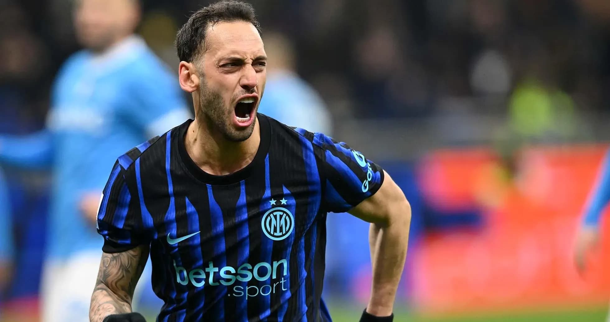 Jugador de Inter celebrando un gol contra Napoli Jugador de Inter celebrando un gol contra Napoli