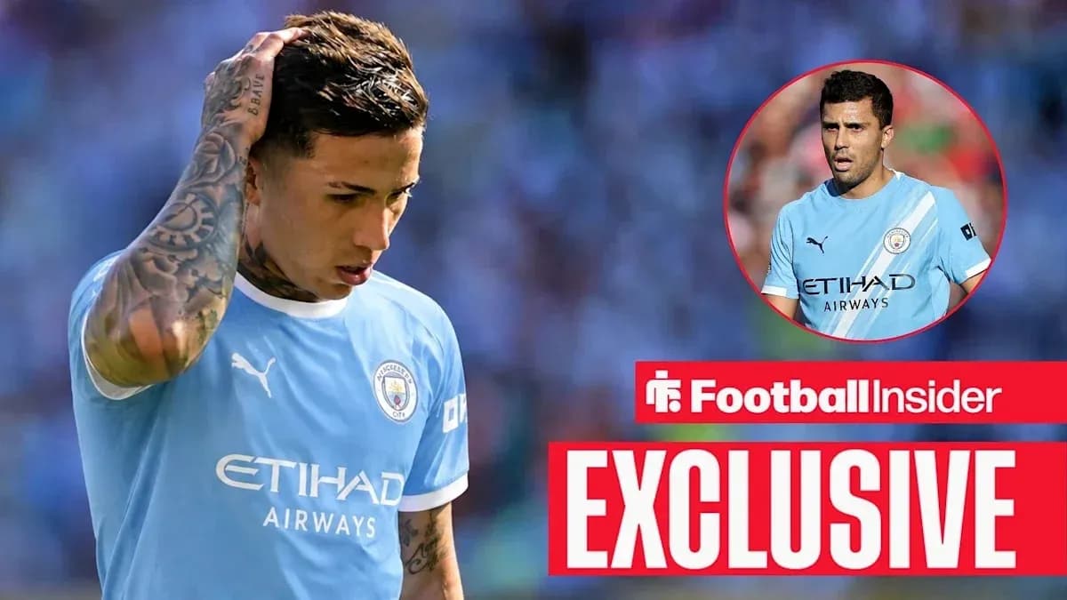 Jugador de Manchester City con camiseta azul en acción Jugador de Manchester City con camiseta azul en acción