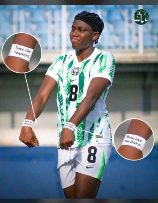 Jugadora con camiseta de Nigeria y mensajes en muñecas Jugadora con camiseta de Nigeria y mensajes en muñecas