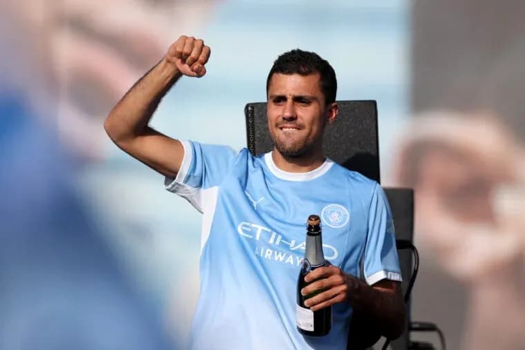 Jugador levantando el puño con una botella de champán Jugador levantando el puño con una botella de champán