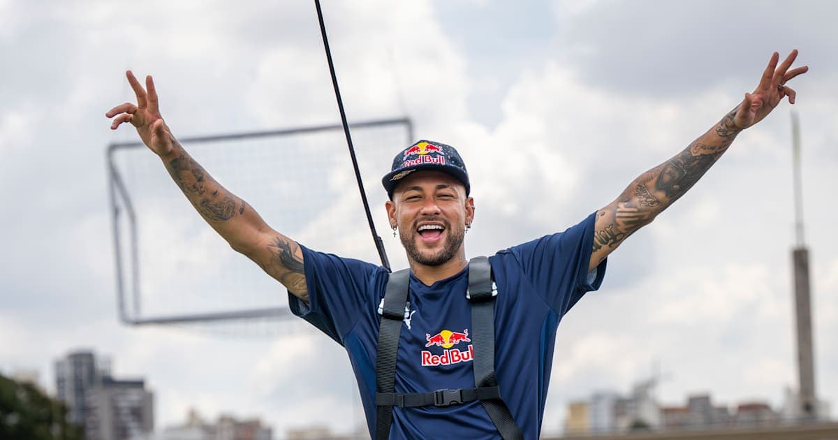 Neymar celebrando con brazos levantados en evento Neymar celebrando con brazos levantados en evento