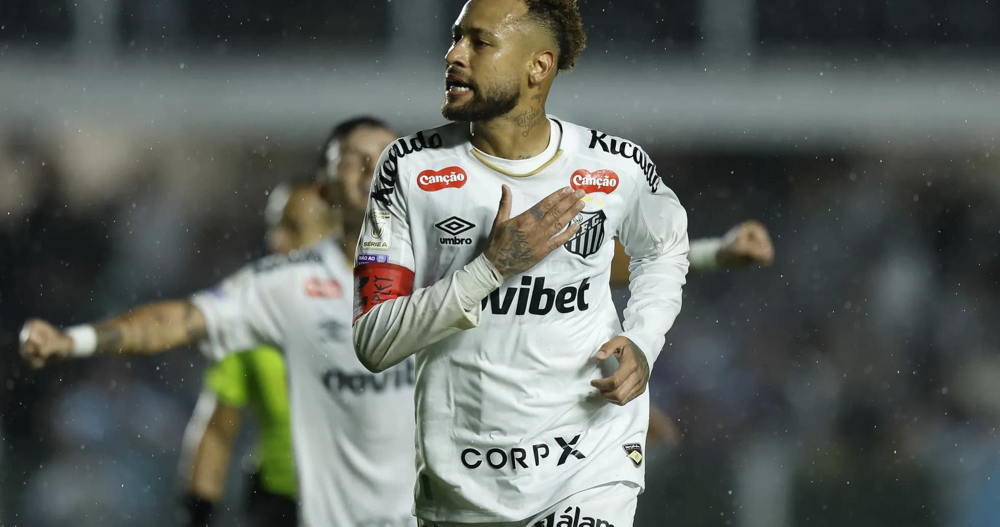 Neymar celebrando un gol con Santos bajo la lluvia Neymar celebrando un gol con Santos bajo la lluvia