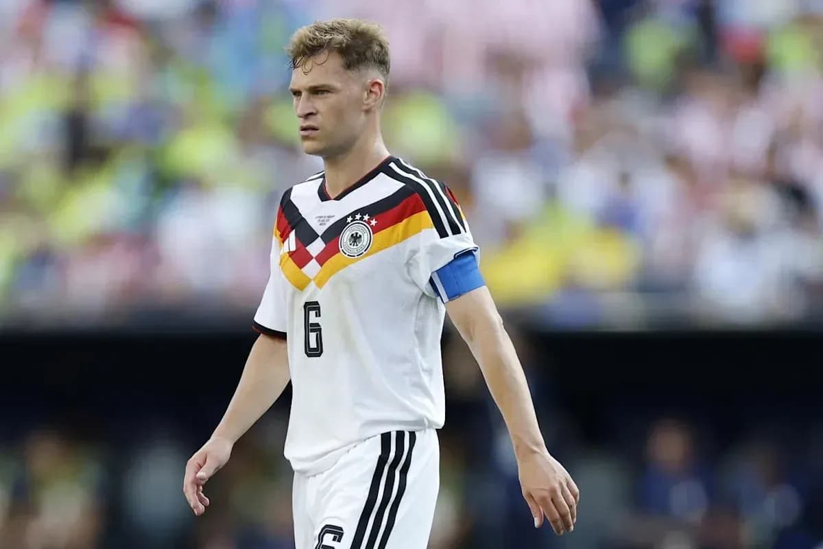 Jugador de Alemania con banda de capitán en el campo Jugador de Alemania con banda de capitán en el campo