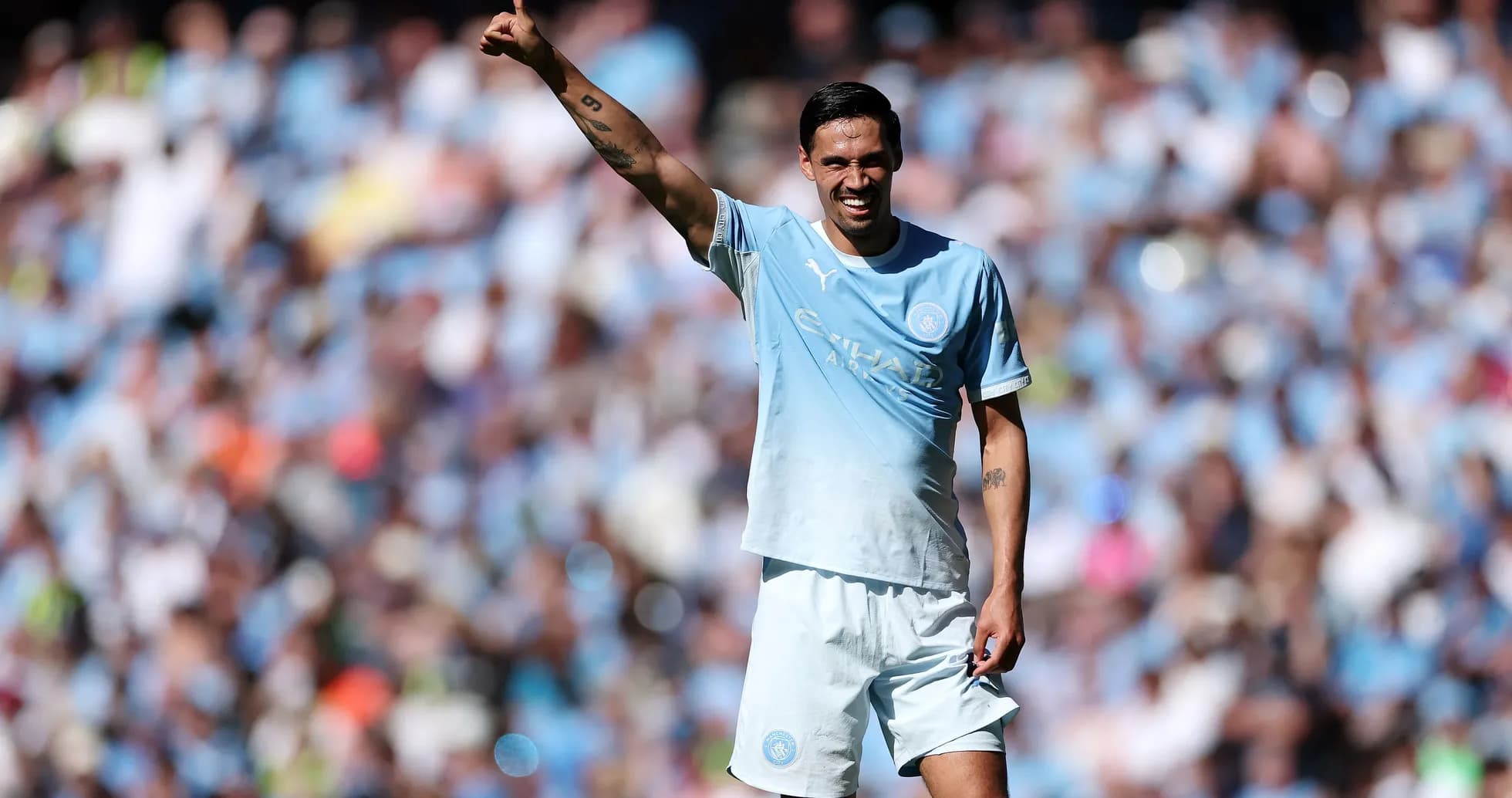 Jugador de Manchester City señalando al público Jugador de Manchester City señalando al público