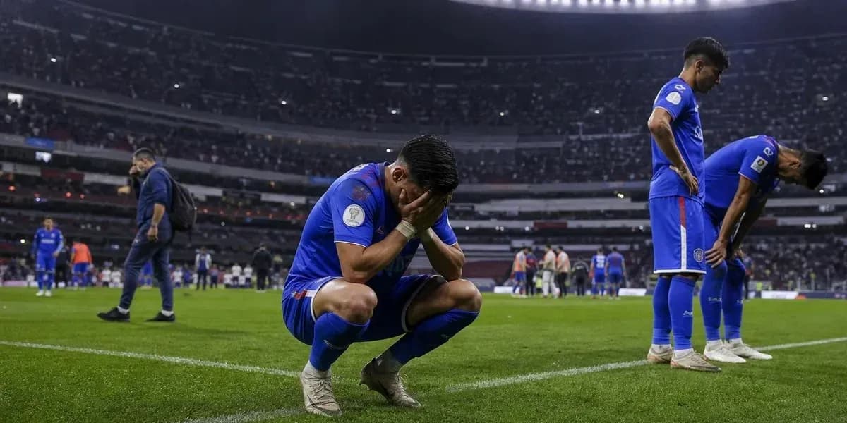 Jugadores de equipo agachados tras el partido Jugadores de equipo agachados tras el partido