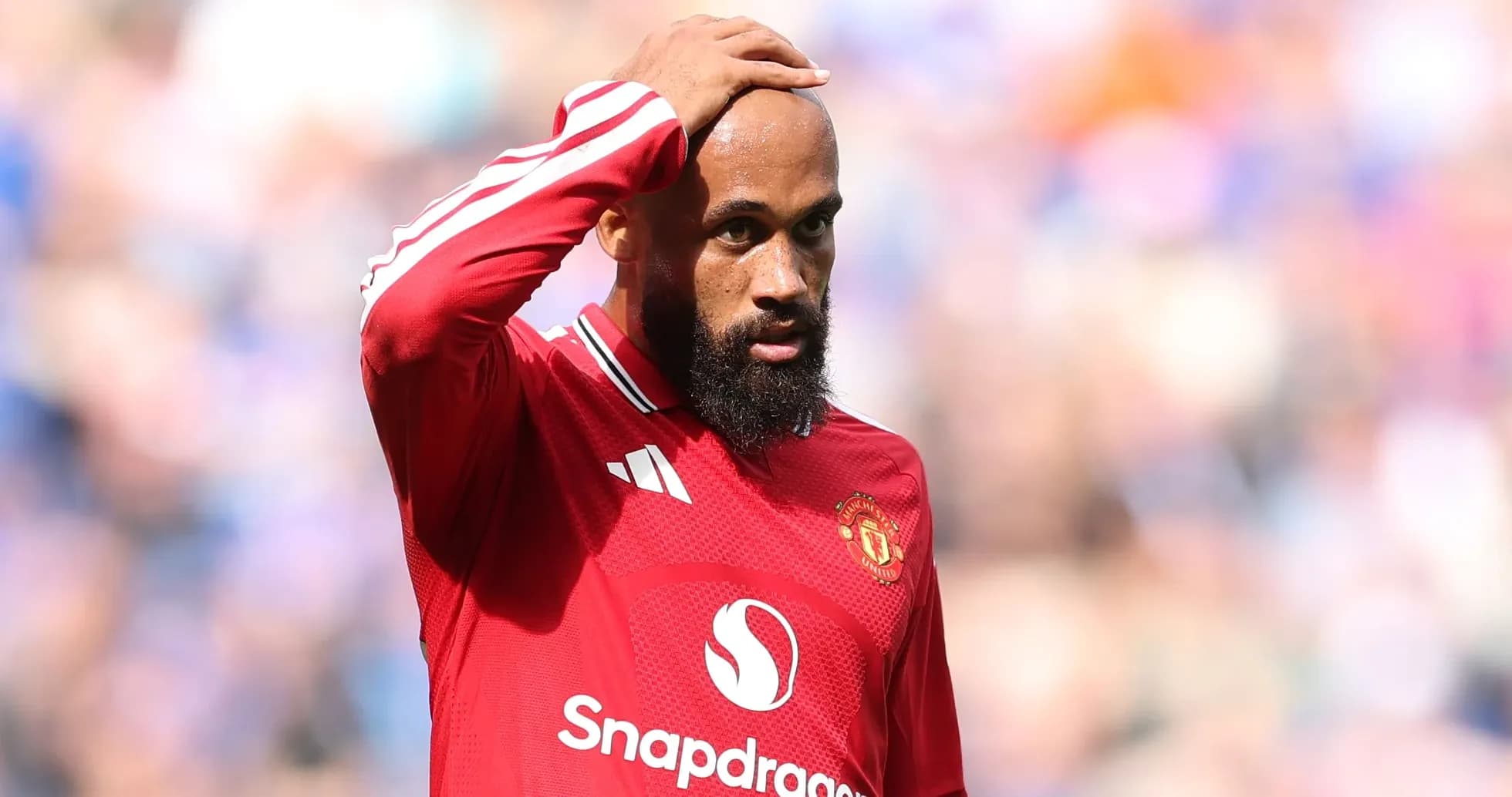 Jugador de Manchester United con camiseta roja durante el partido Jugador de Manchester United con camiseta roja durante el partido